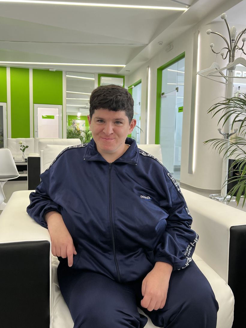 Тетяна отримує безкоштовне стоматологічне лікування у клініці Respect Dental